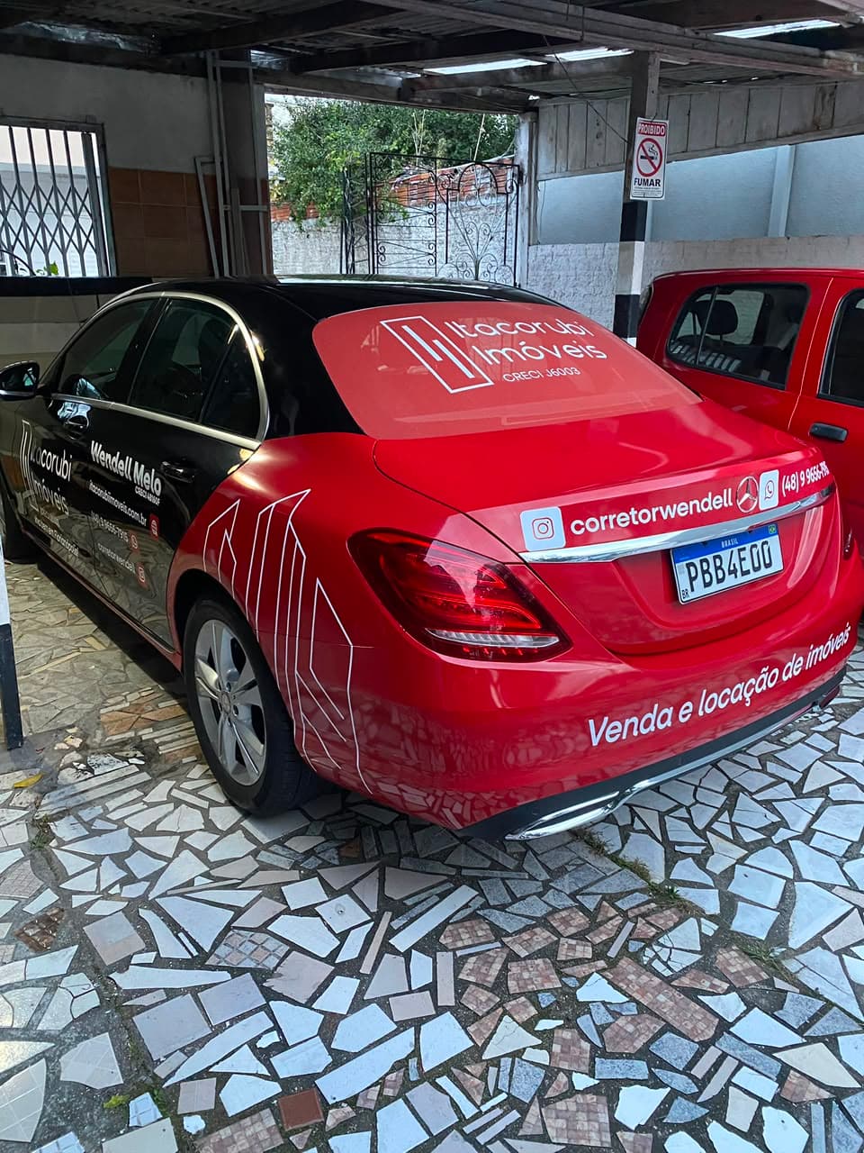 Veículo comercial envelopado pela Películas e Plotagens